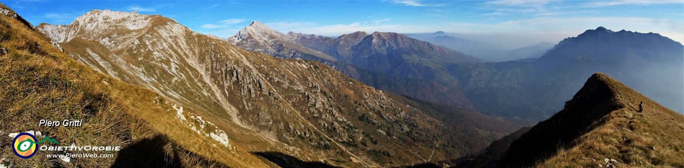 88 Scendendo la lunga cresta con vista in Cima Menna, Arera, Foppazzi, Grem, Alben.jpg